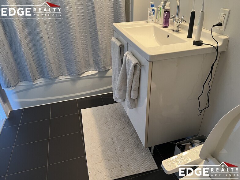 Building Photo - 2 Earhart St