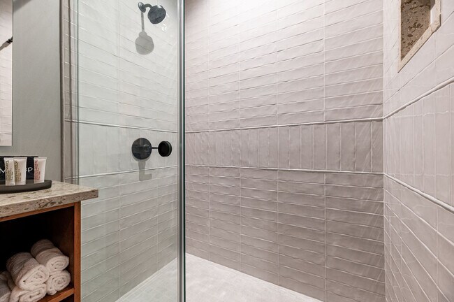 Building Photo - 1011 Canal St