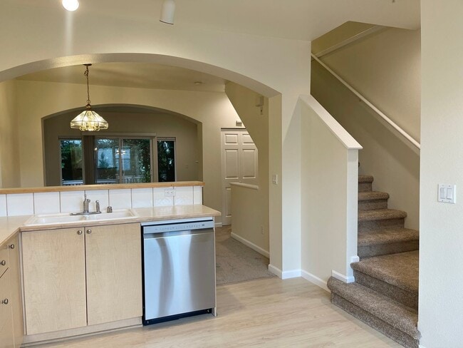 Building Photo - Bellevue Townhome! 2 Bedroom 2.5 Bathroom! *Utilities Included*