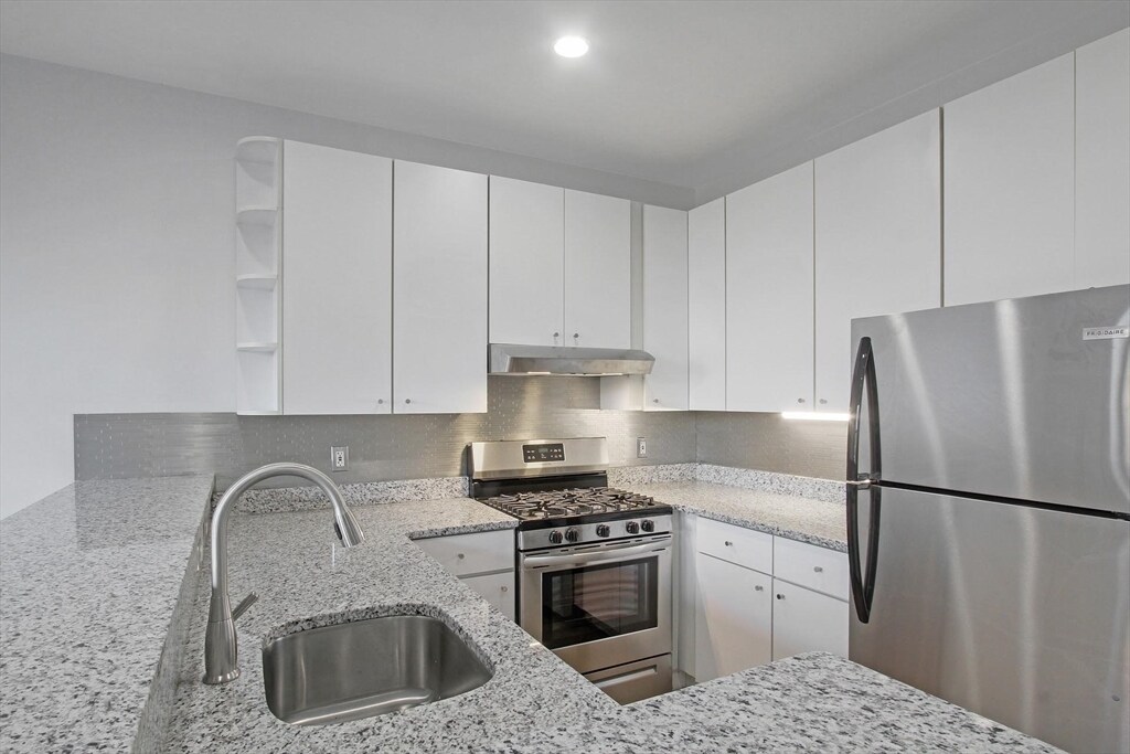 Building Photo - 136 Boylston St