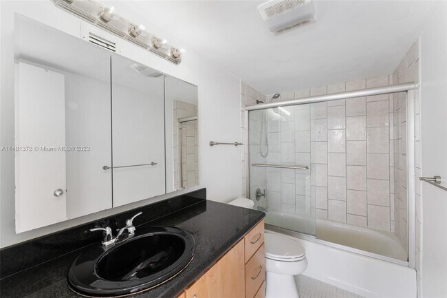 Building Photo - 9800 W Bay Harbor Dr