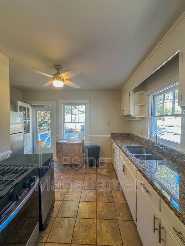 Building Photo - 422 Riverland Dr