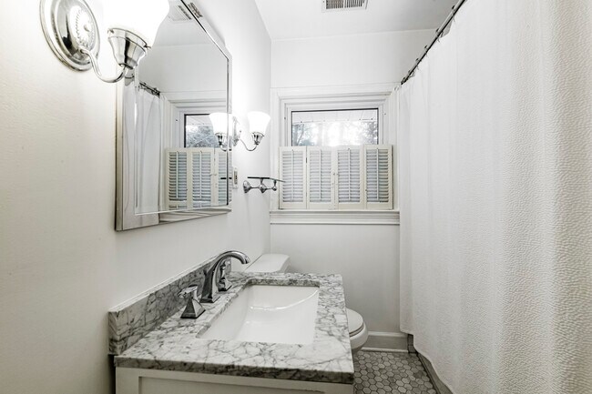 Building Photo - 2291 Strathmore Dr NE
