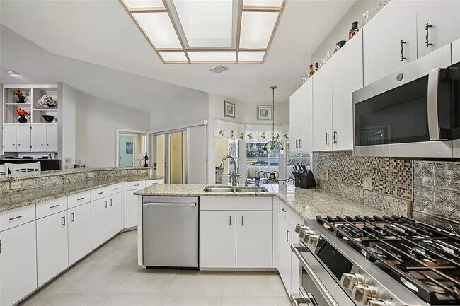 Building Photo - "Pool Home! Spacious 3-Bed, 2-Bath Gem on Shoreline Drive, Clearwater"
