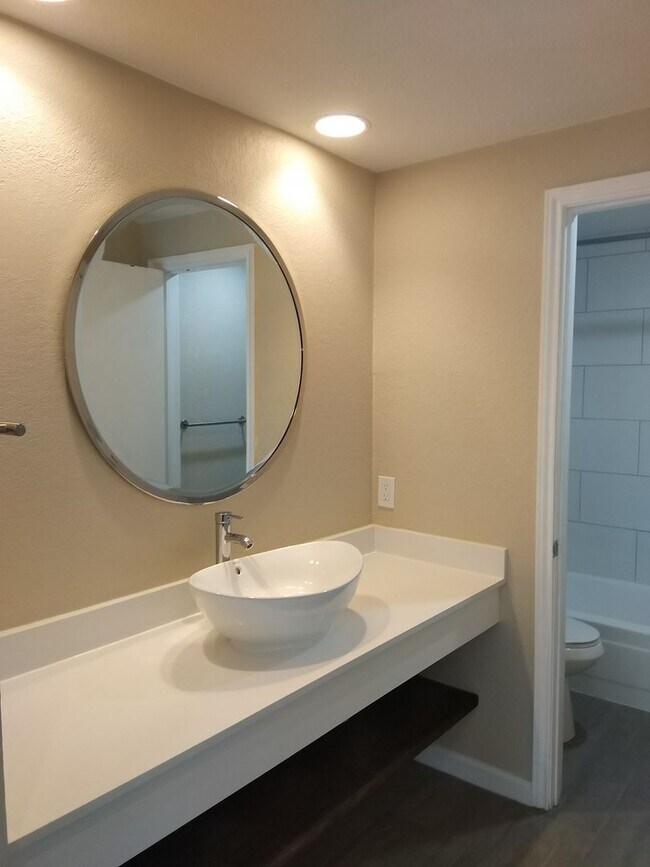 Building Photo - Must see! 1 Bed 1 Bath Condo in Lakewood Village!