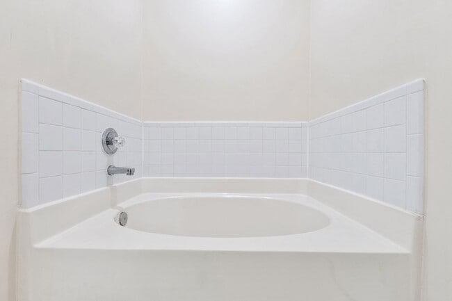 Building Photo - Lovely 3 bedroom townhome in fantastic Ral...