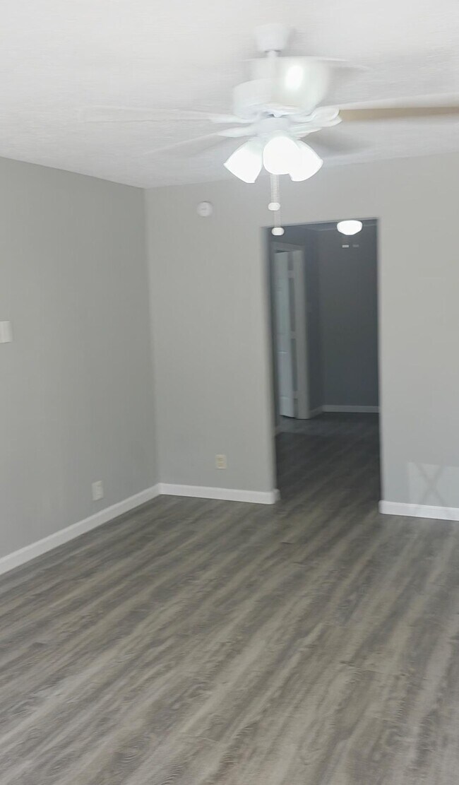 Building Photo - 407 E Homan Ave