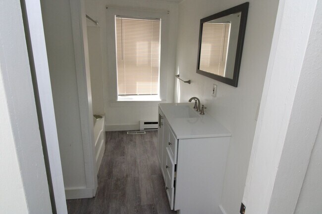 Building Photo - 546 Main St