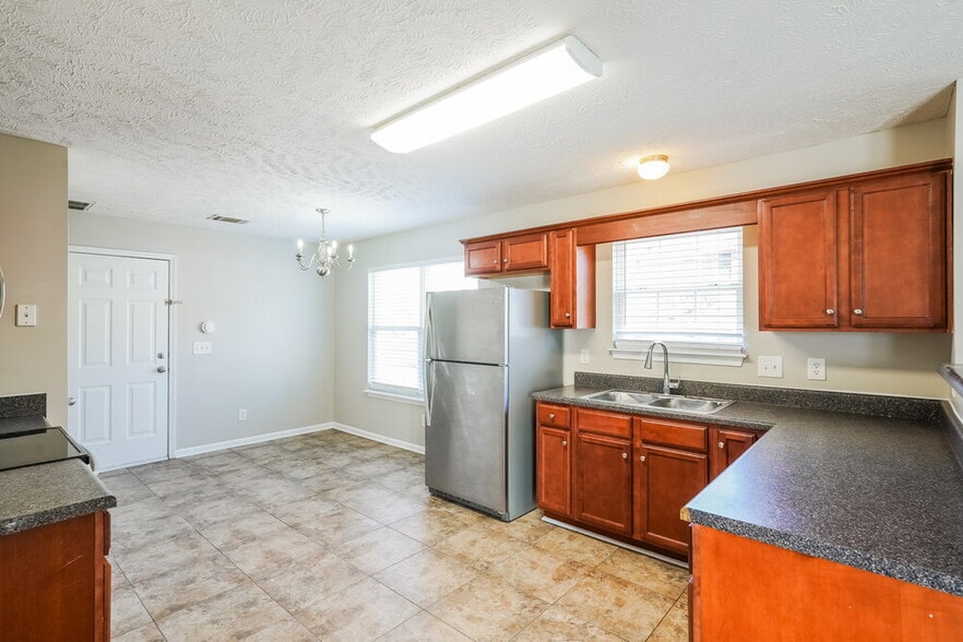 Building Photo - 127 Lyndhurst Dr