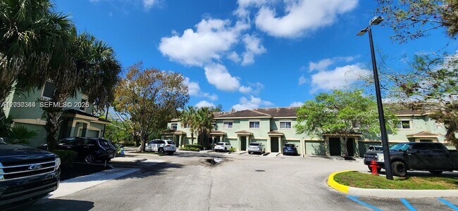 Building Photo - 280 Crestwood Cir