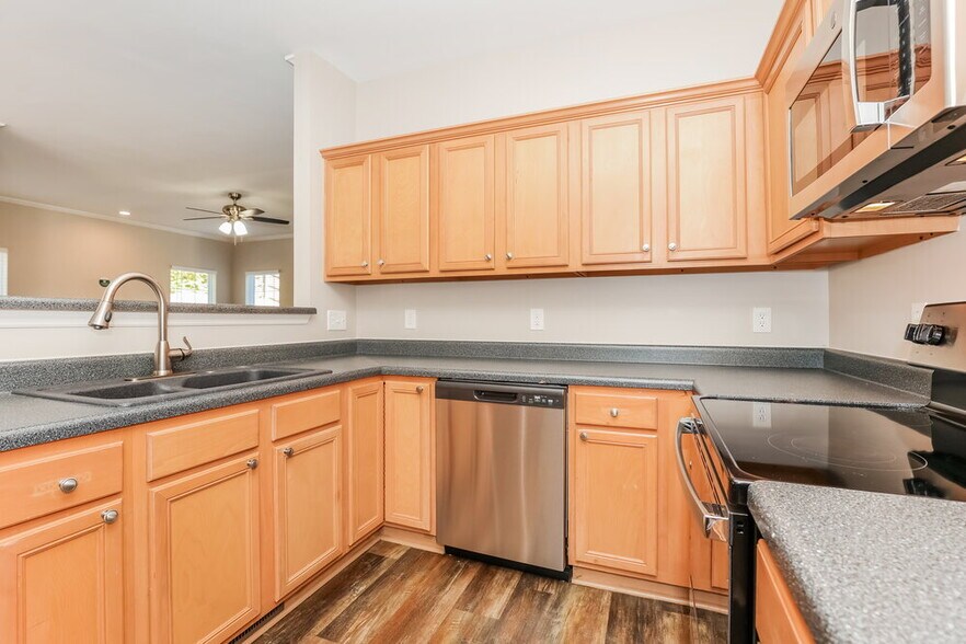 Building Photo - 6005 Crestview court