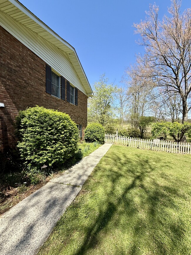 Building Photo - 5 Shadow Valley Dr