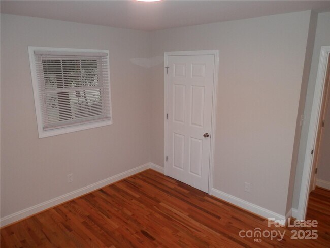 Building Photo - 1332 Edgewater Dr