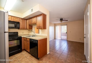 Building Photo - 1810 E Blacklidge Dr