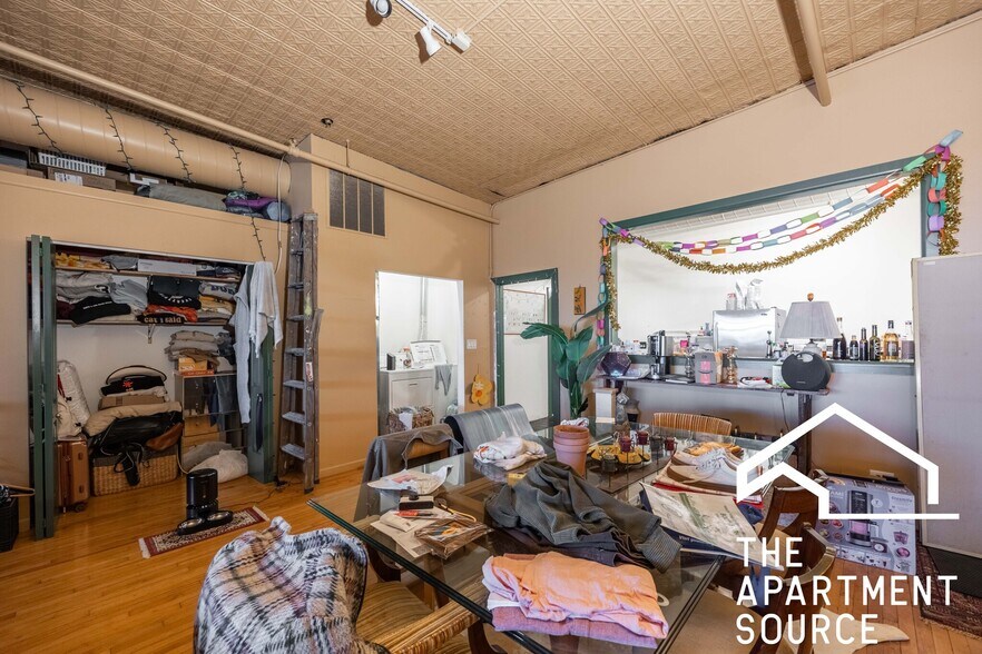 Building Photo - 2416 W North Ave