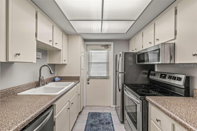 Building Photo - 650 Pinellas Point Dr S