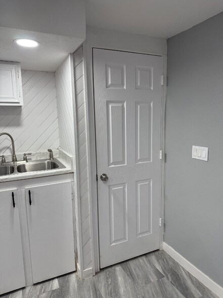 Building Photo - 11175 Dexter Dr