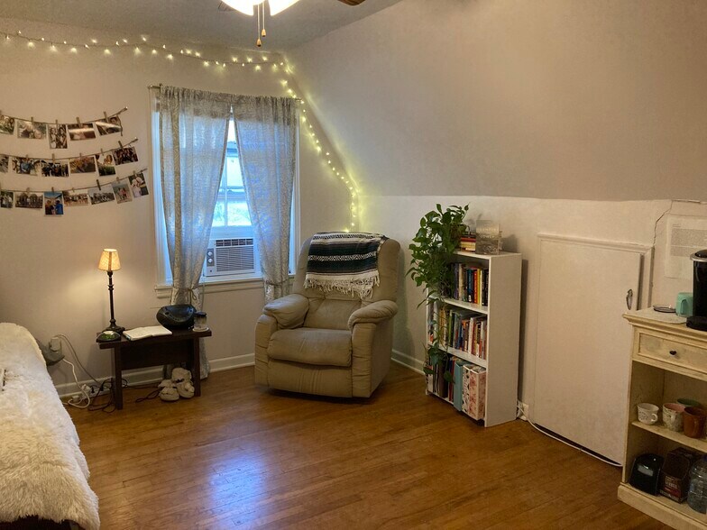 upper south bed - 1816 W Arrowhead Plz