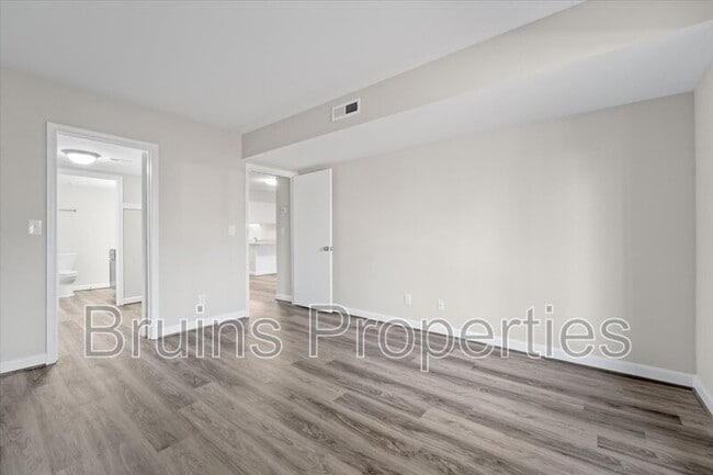 Building Photo - 1504 Benjamin Pkwy