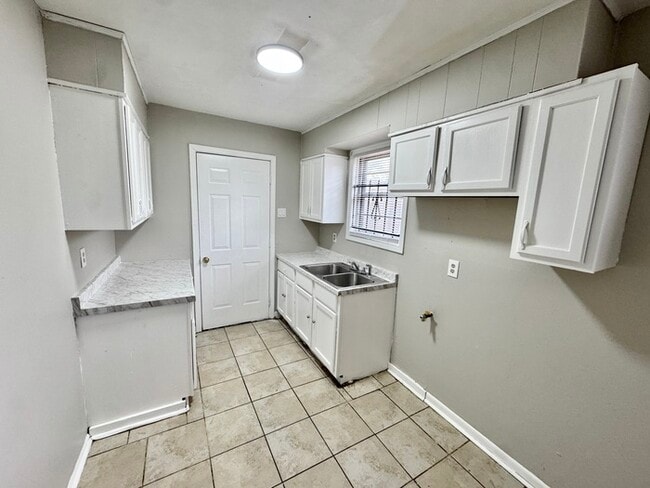 Building Photo - 735 Ledbetter Ave