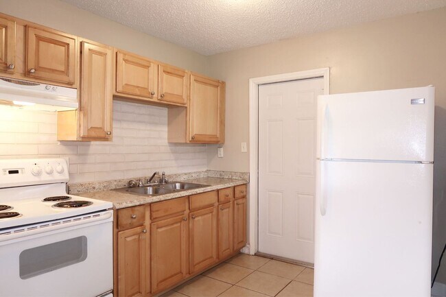 Building Photo - Move in ready 2/1 house for rent in West T...