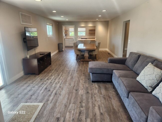 Building Photo - Beautiful home in a private country setting - Lots of light, Great Location.