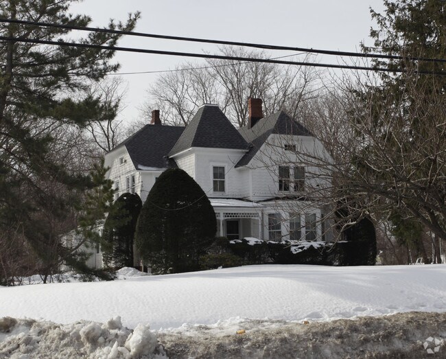 Primary Photo - 454 Main St