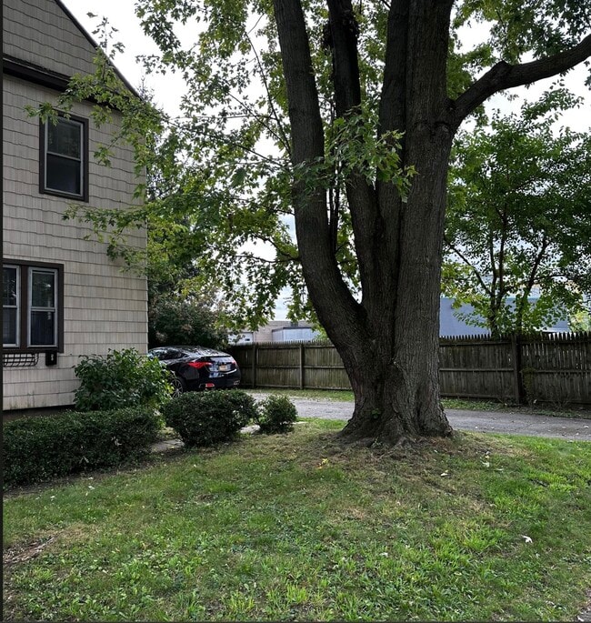 Building Photo - 9 Hickory St