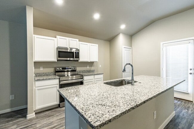 Building Photo - "Charming 3-Bed, 2-Bath Haven with 1,615 Sq Ft in Lubbock's Cozy Kirksey Avenue!" Half off first ...