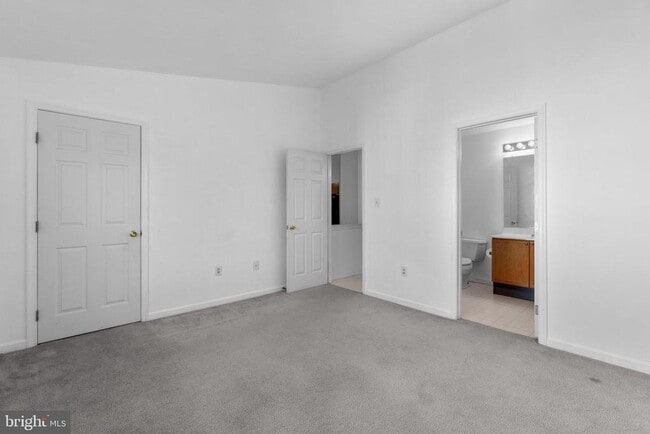 Building Photo - 8200 Blue Heron Dr