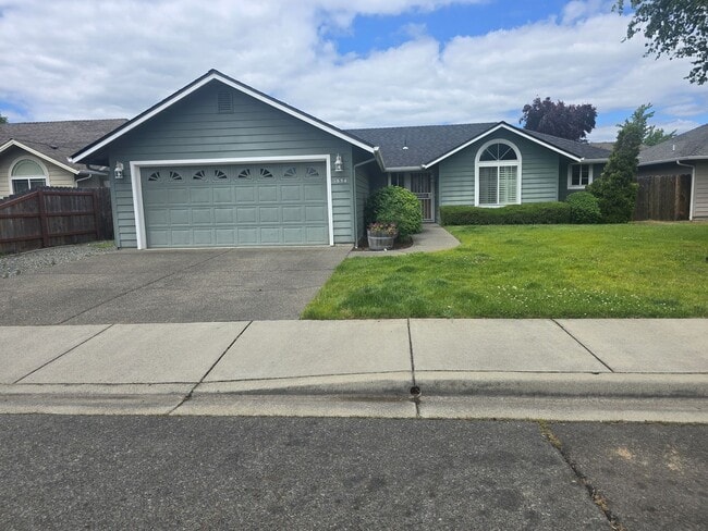 Building Photo - 3 bed 2 bath  Home for Rent in Grants Pass