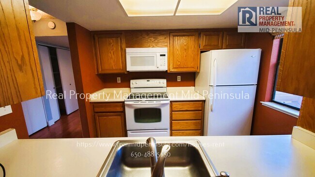 Building Photo - Just Renovated! Spacious 2 Bed, 2 Bath Top...