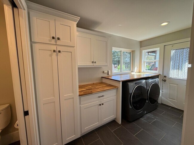 Building Photo - 206 Eveningside Dr