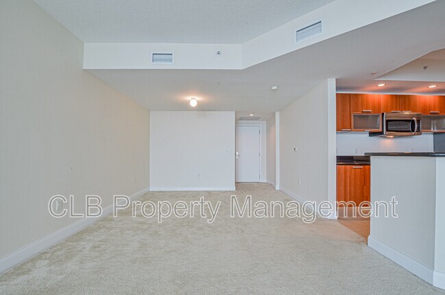 Building Photo - 241 Riverside Dr