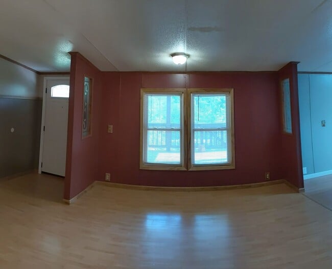 Building Photo - Great 3 Bedroom 2 Bath Home in quiet resid...