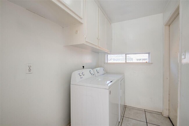 Building Photo - 25534 Pepper Ridge Ln