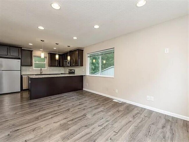 Building Photo - BEAUTEOUS HOME