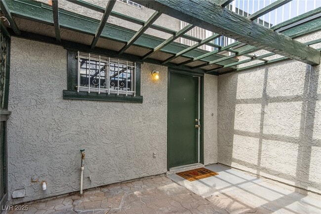 Building Photo - 557 Chelsea Dr