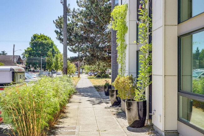 Building Photo - 3821 34th Ave W