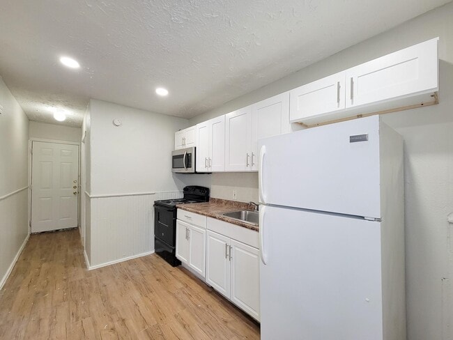 Building Photo - 711 Ave A Ave