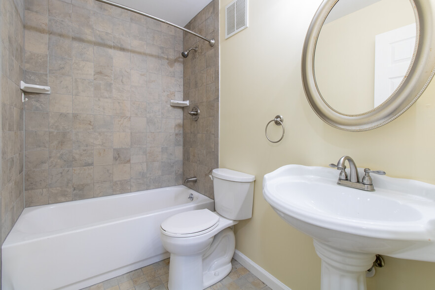 Building Photo - 1813 Meerbrook Ct