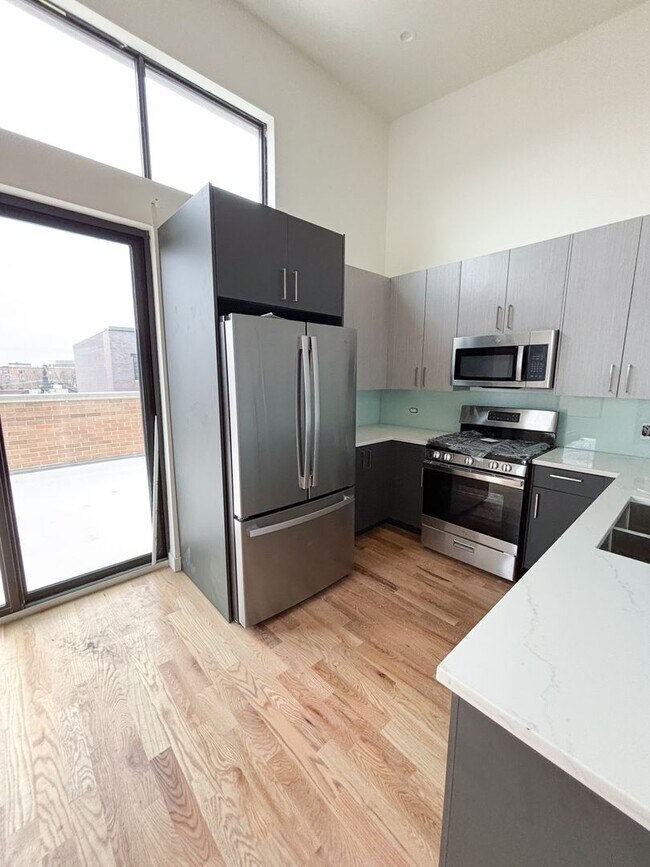 Building Photo - Spectacular 3 Bed/3 Bath Penthouse Apartment in prime Lincoln Park Location. Semi-Private Elevato...