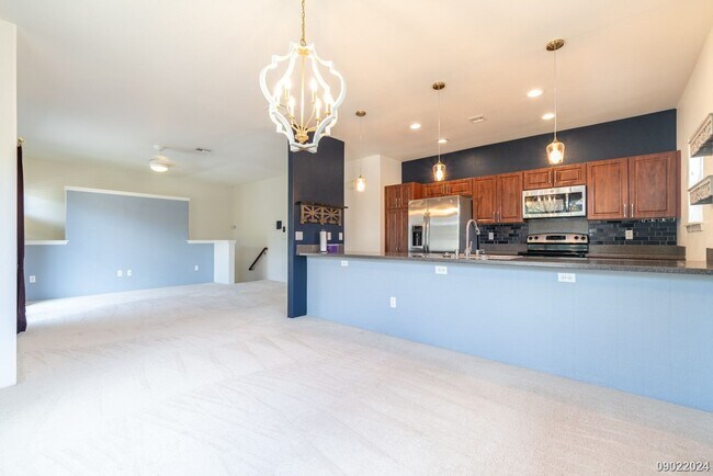 Building Photo - $3,100 / 2br - 2BED 2 BATH TOWNHOUSE IN ME...