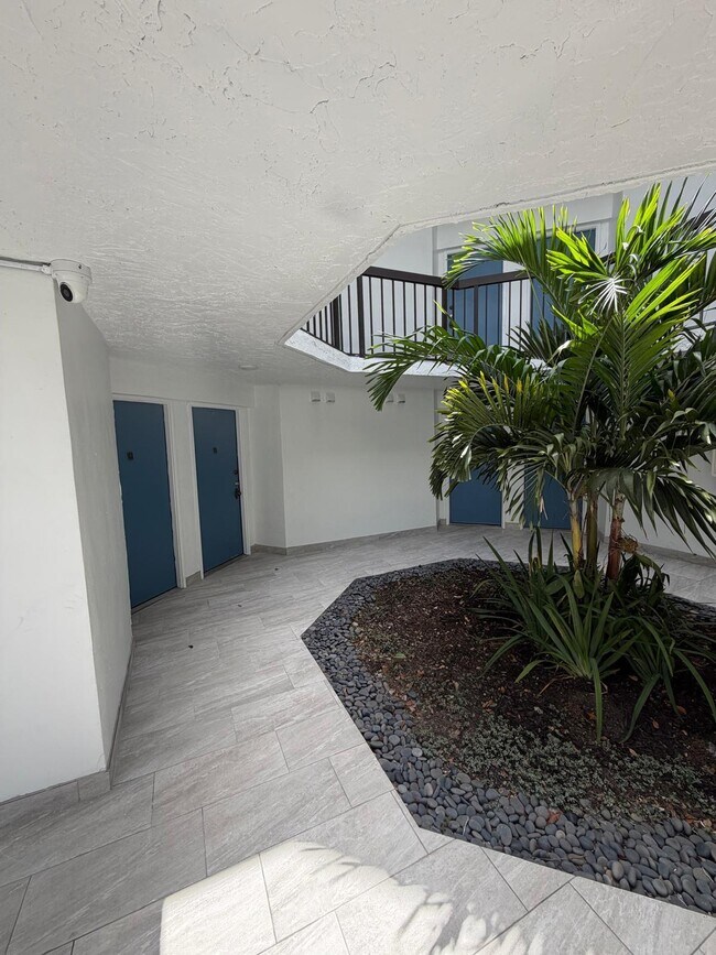 Building Photo - 9405 Fontainebleau Blvd