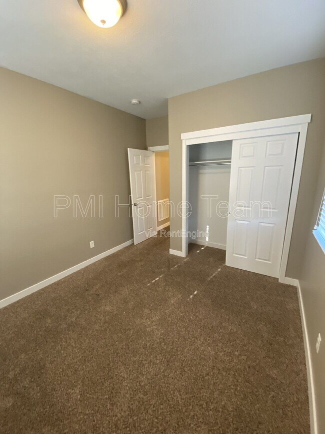 Building Photo - 972 Stonehaven Dr