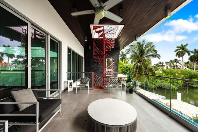 Building Photo - 300 Royal Plaza Dr