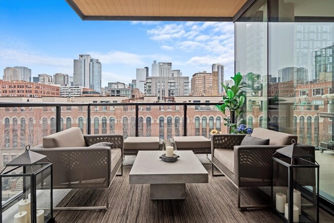 Building Photo - 366 W Superior St