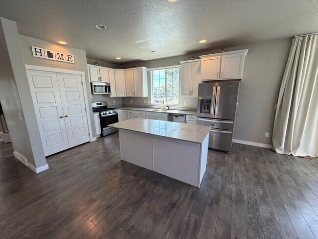 Building Photo - Beautiful 5-Bedroom Home in Lehi - Plenty of Storage!