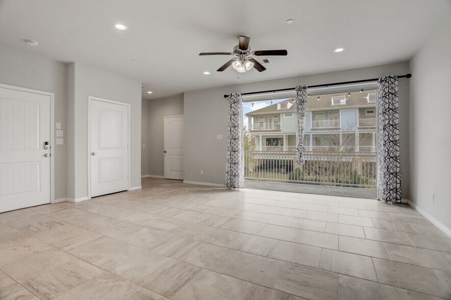 Building Photo - 2714 Veranda Fls