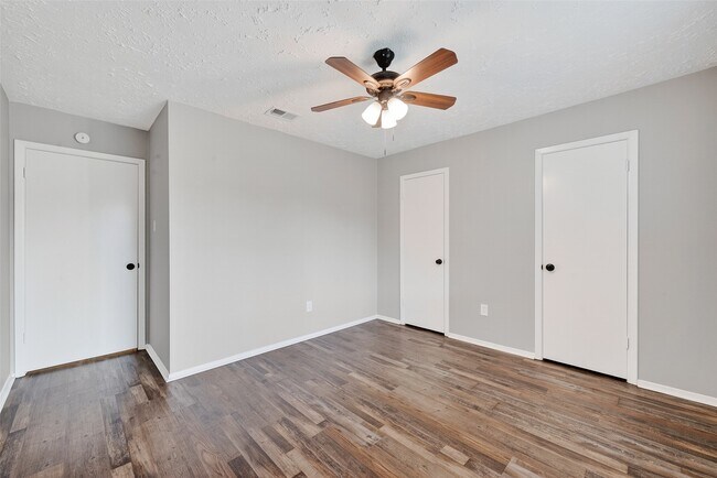 Building Photo - 15806 Pfeiffer Dr